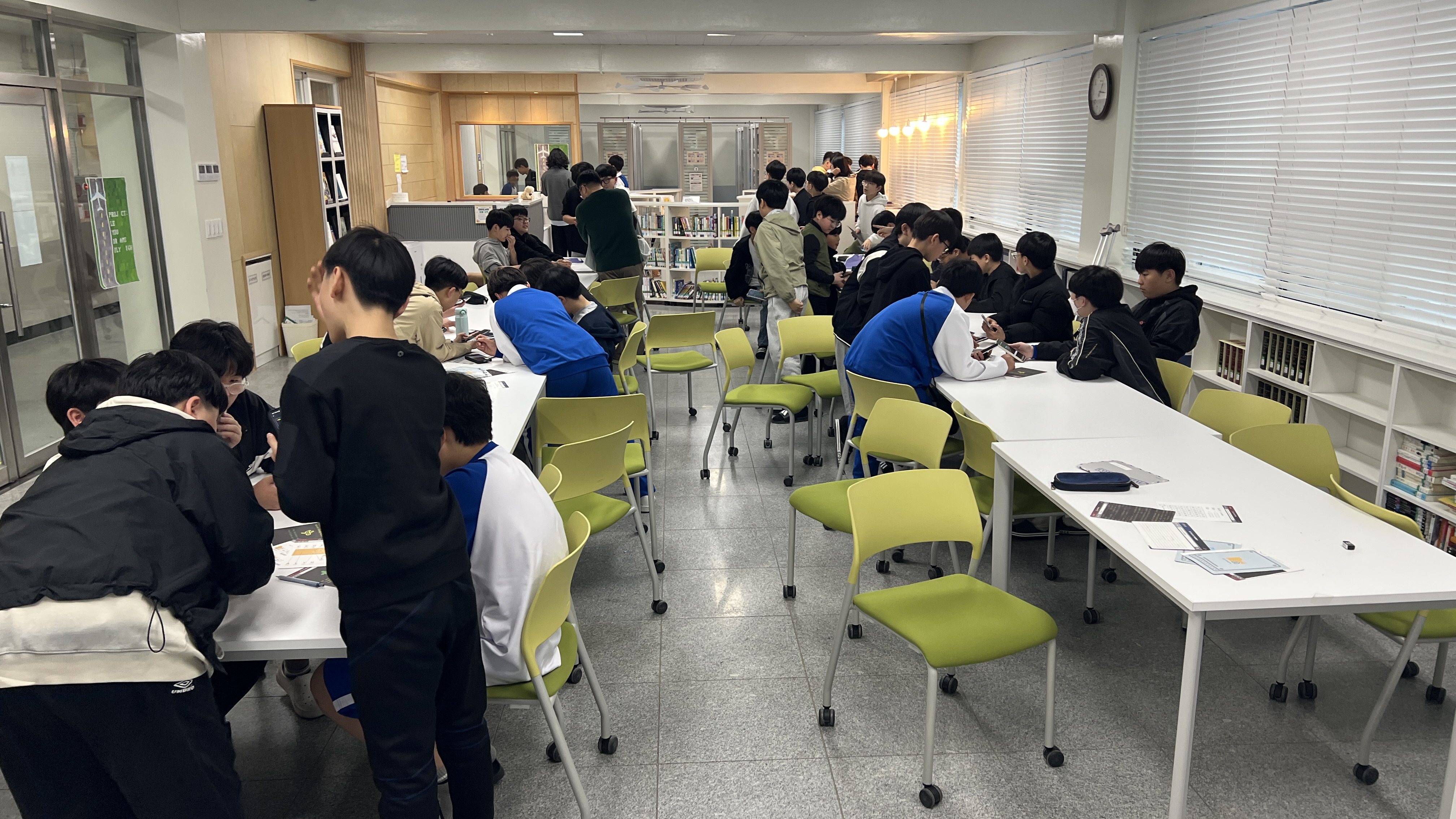 시끄러워도 괜찮은 도서관, 조용히 한 사람 나와!