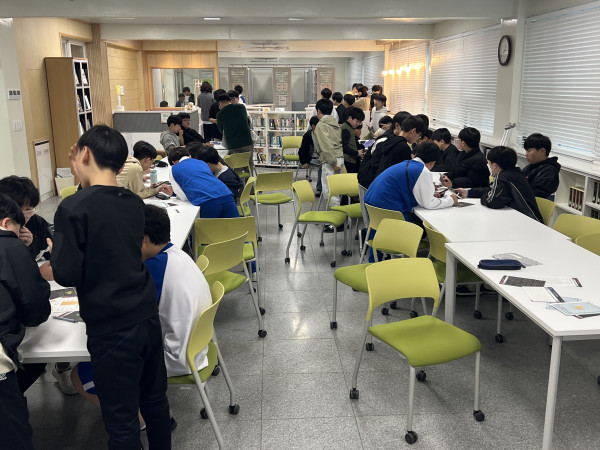 시끄러워도 괜찮은 도서관, 조용히 한 사람 나와!