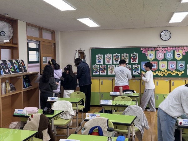태블릿을 들고 교실을 돌아다녀야 하는 수업 (신답초등학교)